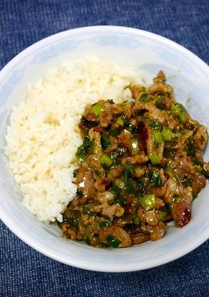 簡単！ニラとハラミの花椒炒め(丼)-レシピのメイン写真