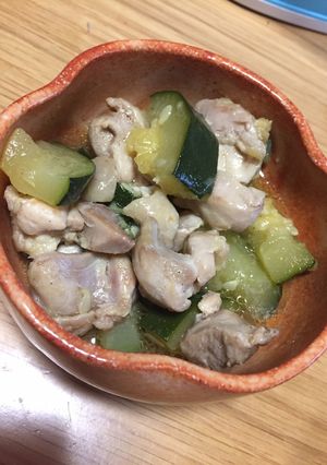 簡単美味しい！ズッキーニと鶏もも肉炒め-レシピのメイン写真