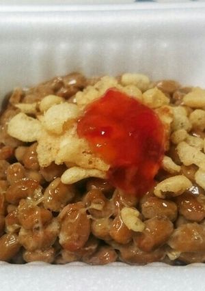簡単！納豆にスイートチリソースと天かす-レシピのメイン写真