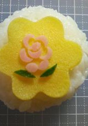 ハムで小さいバラの花。キャラ弁、おにぎり-レシピのメイン写真