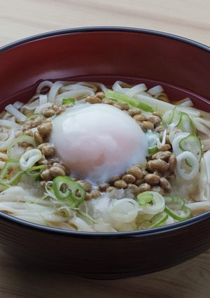 おろし納豆温玉コロうどん-レシピのメイン写真
