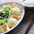 タイの薬膳料理サーモンスープのそうめん