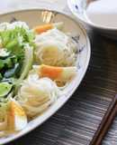 タイの薬膳料理サーモンスープのそうめん