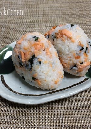 【 焼き鮭とわかめのおにぎり♪】-レシピのメイン写真