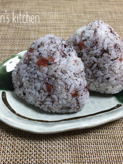 【 梅とゆかりのおにぎり♪】-レシピのメイン写真