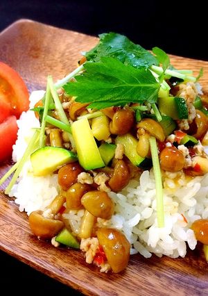 豆板醤でピリ辛なめこ丼-レシピのメイン写真