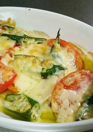 トマトとオクラの熱々チーズ-レシピのメイン写真