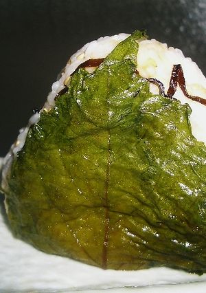 塩こんぶおむすびの大葉にんにく醤油巻き-レシピのメイン写真