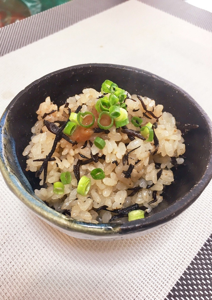梅とひじきの炊き込みご飯-レシピのメイン写真
