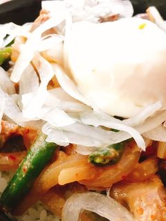 砂肝と玉ねぎのピリ辛味噌炒め丼温玉のせ-レシピのメイン写真