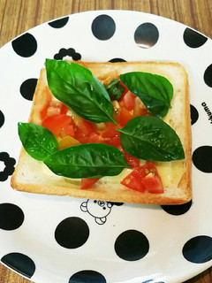 フレッシュバジルチーズトースト-レシピのメイン写真