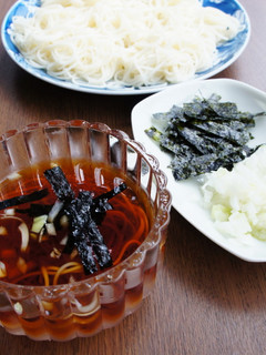 素麺を、酢玉ねぎ&韓国海苔入りつゆで-レシピのメイン写真