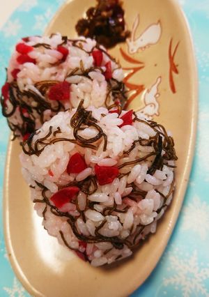 *おやつわかめとカリカリ梅のおにぎり*-レシピのメイン写真