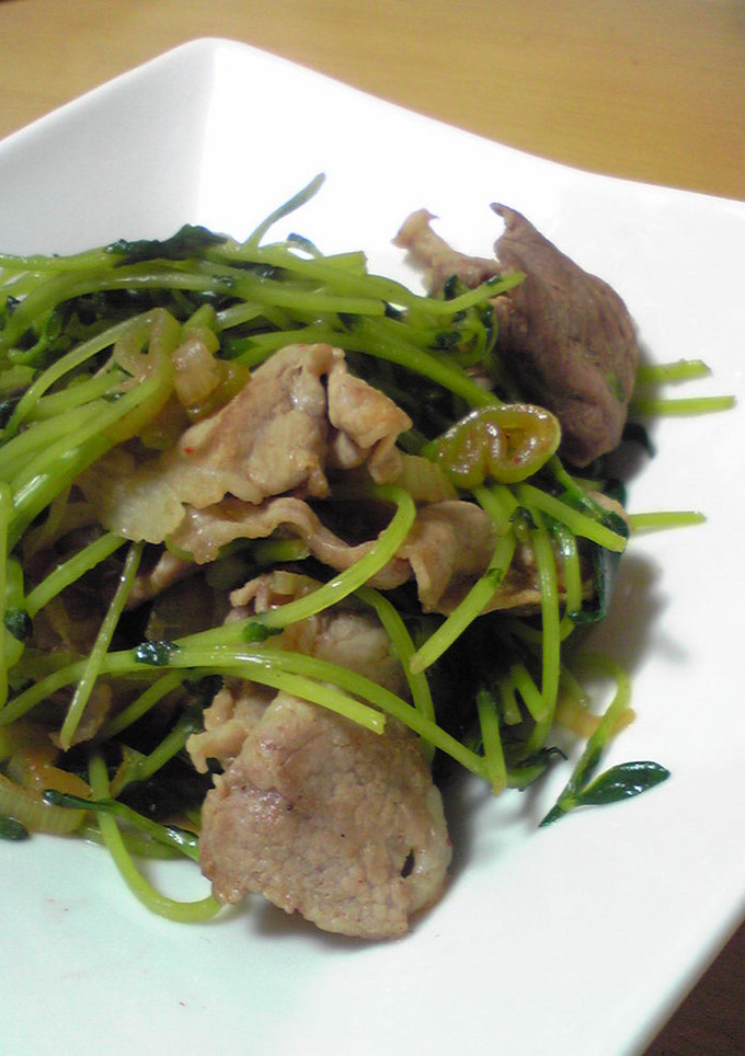 家計の味方（笑）豆苗と豚肉のピリ辛炒め-レシピのメイン写真