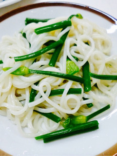簡単・おいしい!色鮮やか花ニラそうめん-レシピのメイン写真