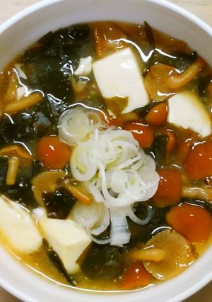 朝食にも♪なめこと豆腐 ワカメのお味噌汁-レシピのメイン写真