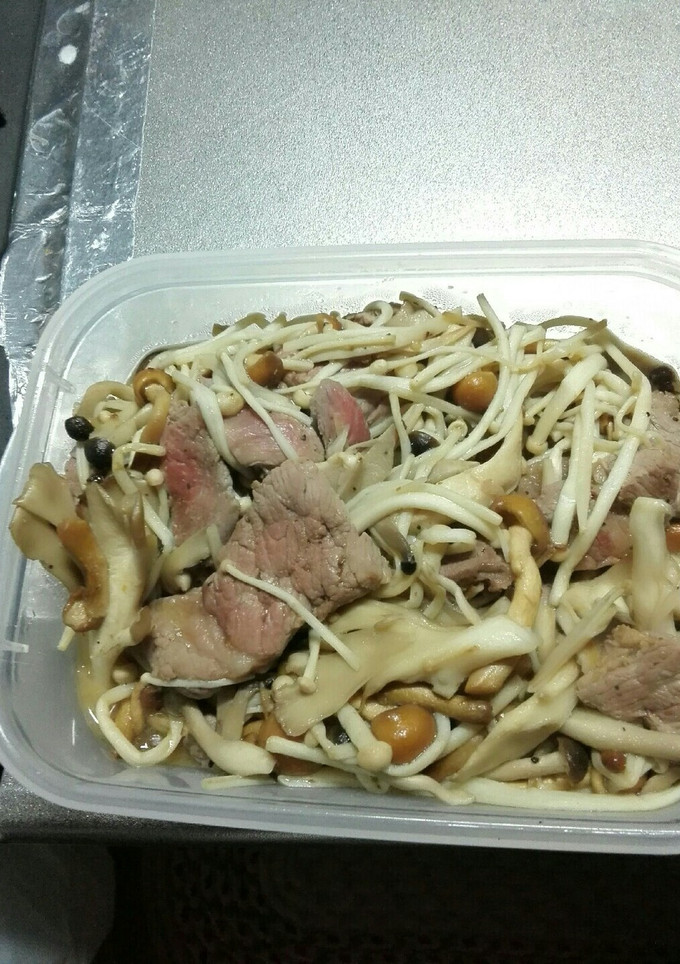 牛肉とキノコのｶﾞｰﾘｯｸﾊﾞﾀｰ炒め-レシピのメイン写真
