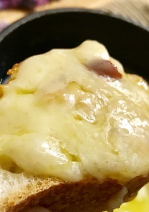 スキレットで作るカマンベールのアヒージョ-レシピのメイン写真
