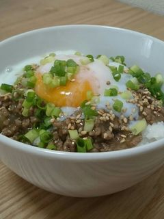 麺つゆで簡単温泉卵のひき肉丼-レシピのメイン写真