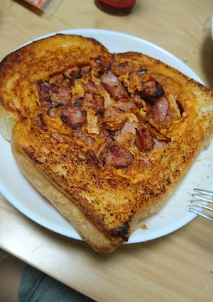 くりぬき食パン激辛ベーコン&ソセージ焼き-レシピのメイン写真