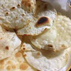 รูปของ 餃子の皮でおせんべい♪