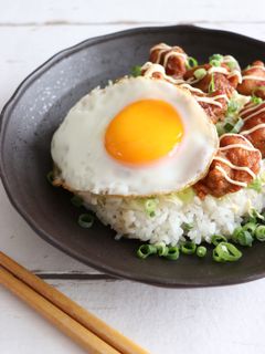 ロコモコ風から揚げ月見丼-レシピのメイン写真