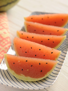 スイカそっくり!のトマト寒天-レシピのメイン写真