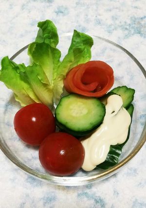 ｽﾓｰｸｻｰﾓﾝで基本の薔薇のｻﾗﾀﾞ☆-レシピのメイン写真