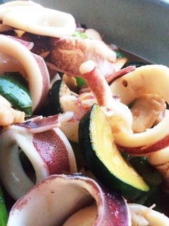 夏野菜イカ、ホタテの麺つゆガーリック炒め-レシピのメイン写真