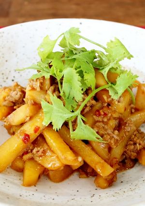 じゃがいもの肉味噌炒め~パクチー風味!-レシピのメイン写真