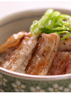 香ばしさと旨味!炭火焼き豚丼-レシピのメイン写真