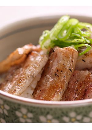 香ばしさと旨味！炭火焼き豚丼-レシピのメイン写真