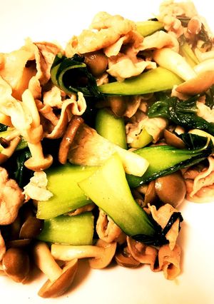 簡単！豚肉とチンゲン菜とキノコの中華炒め-レシピのメイン写真
