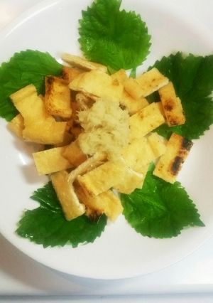 油揚げ、焼くだけ。おろし生姜、味ポンで。-レシピのメイン写真