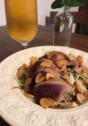 ニンニクと生姜をきかせた焼き鰹のお刺身-レシピのメイン写真