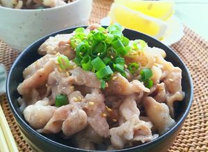 レモンをたっぷり絞っていただく☆塩豚丼-レシピのメイン写真