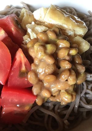納豆・トマト・油揚げの三色蕎麦-レシピのメイン写真