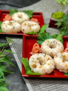 甘酢生姜と鶏皮でドーナツ寿司-レシピのメイン写真