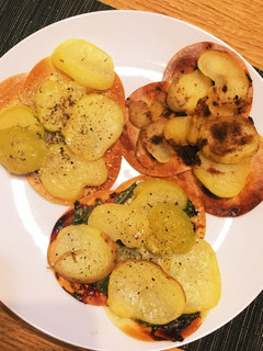 シナモンレーズンがお勧め。餃子の皮でピザ-レシピのメイン写真