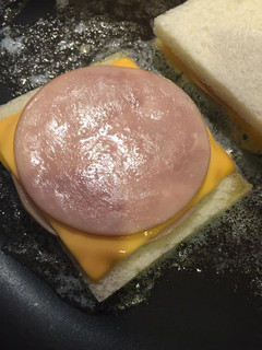 ハムとチェダーチーズの簡単ホットサンド-レシピのメイン写真
