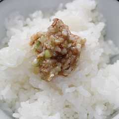 รูปของ 白ごまとネギで簡単！塩麹のご飯の友