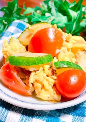 朝ごはんに♡トマトとズッキーニの卵炒め-レシピのメイン写真