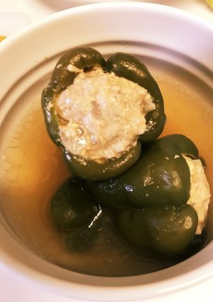 丸ごとピーマンの肉詰めコンソメスープ煮-レシピのメイン写真