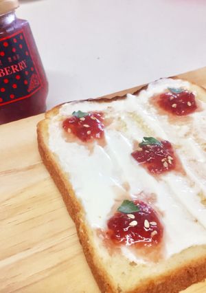 ごろっと大粒イチゴジャムで柄トースト！-レシピのメイン写真