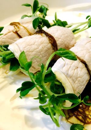 豚肩ロースdeもやし豆苗巻き〜もずく酢〜-レシピのメイン写真