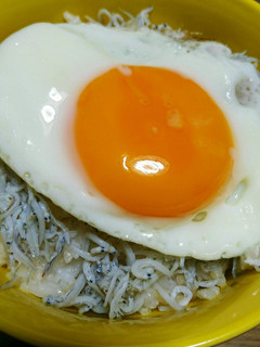 簡単♬しらす目玉焼きのっけ丼(o^^o)-レシピのメイン写真