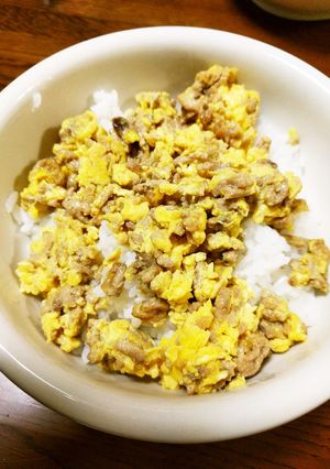 簡単♡ママランチ♪ひき肉＆卵ののっけ丼-レシピのメイン写真
