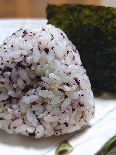 すりごまとバターが名脇役なゆかりおにぎり-レシピのメイン写真