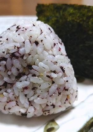 すりごまとバターが名脇役なゆかりおにぎり-レシピのメイン写真