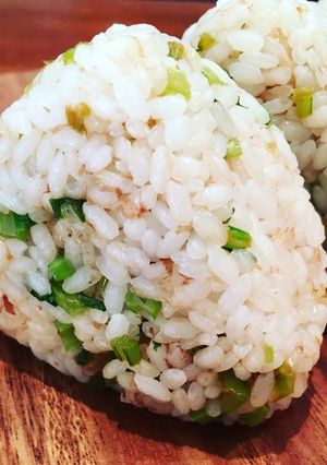 カブの葉とオカカのおにぎり-レシピのメイン写真